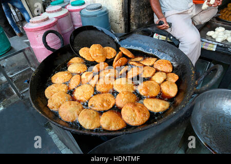 Shree Jodhpur Sweets Shop est célèbre pour les Kachoris. Kachoris frais en cours dans la boutique dans Ajmer, Rajasthan, Inde Banque D'Images