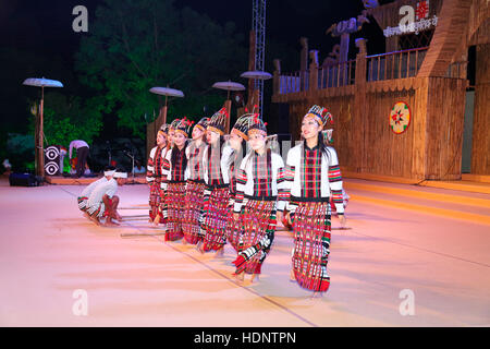 Les femmes Mizoram danseurs tribaux traditionnels de la scène de danse ( danse Bambou Cheraw ). Festival Tribal dans Ajmer, Rajasthan, Inde Banque D'Images