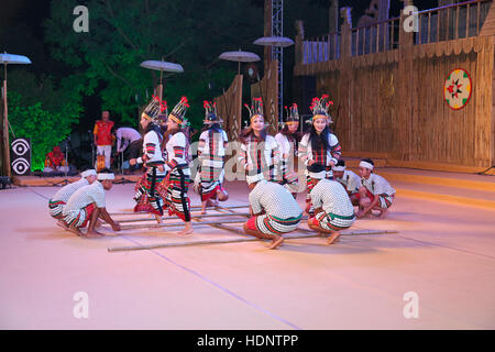 Mizoram danseurs tribaux traditionnels de la scène de danse ( danse Bambou Cheraw ).et colorés de la danse des Mizos distinctif qui est caractérisée par la Banque D'Images