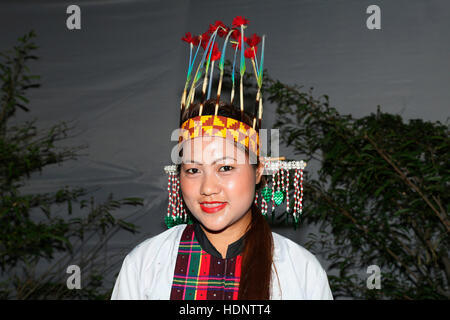 Mizoram danseurs tribaux exécutant la danse traditionnelle de Cheraw ( danse de bambou ).danse colorée et distinctive des Mizos. Visages ruraux de l'Inde Banque D'Images