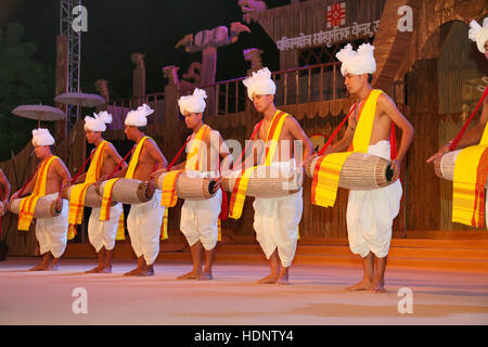 Manipur dancers performing Dhol Cholam danse traditionnelle du Manipur. Festival Tribal dans Ajmer, Rajasthan, Inde Banque D'Images