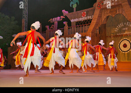 Manipur dancers performing Dhol Cholam danse traditionnelle du Manipur. Festival Tribal dans Ajmer, Rajasthan, Inde Banque D'Images