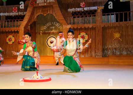 Danseurs tribaux de l'Assam Bodo traditionnelle danse de l'Assam. Festival Tribal dans Ajmer, Rajasthan, Inde Banque D'Images