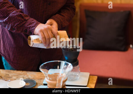 Les grains de café torréfié dans la machine 1 Banque D'Images