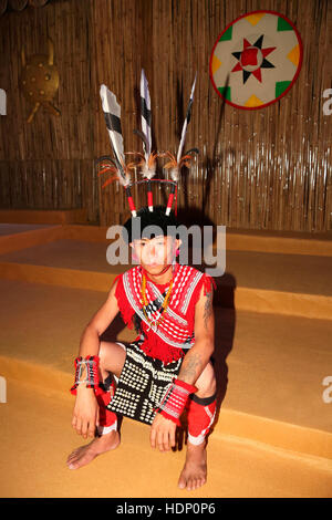 Rengma Homme Tribal du Nagaland assis - il porte des Awachu Nu chapellerie. Banque D'Images