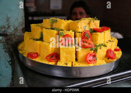 Dhokla à vendre à Ajmer dans un Sweet Shop , Rajasthan Inde. Banque D'Images