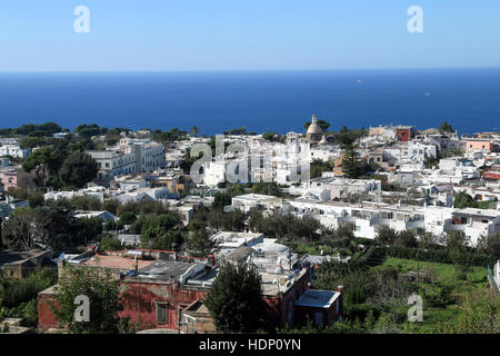 L'île de Capri, en mer Tyrrhénienne au large de la péninsule de Sorrente, Golfe de Naples dans la région Campanie en Italie Banque D'Images