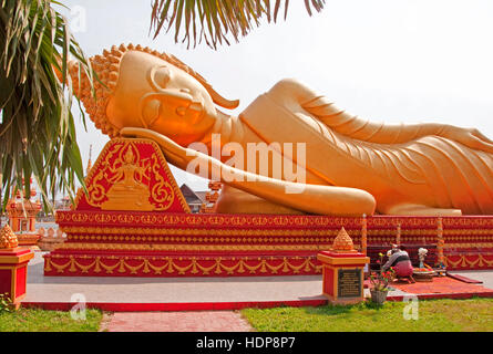 Golden Buddha allongé à Vientiane. Banque D'Images