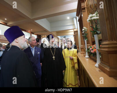 Le Prince de Galles à la recherche de reliques sur l'affichage, au cours d'une visite à l'Église orthodoxe russe, Cathédrale de la Dormition à Knightsbridge, Londres, où il a assisté à un service de prière et de concert chorale, vu les récents travaux de restauration et a rencontré les dirigeants de l'église. Banque D'Images