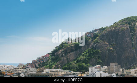 Vue aérienne du quartier de Copacabana et des bidonvilles sur la montagne à Rio de Janeiro, Brésil Banque D'Images