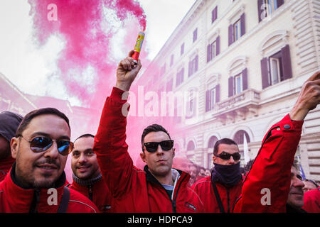 Rome, Italie. 13 Décembre, 2016. Les employés de TIM, une marque italienne détenue par Telecom Italia Mobile qui fournit, la téléphonie fixe et des services Internet, organiser une grève nationale pour protester contre les réductions de salaire et pour le renouvellement du contrat. © Giuseppe Ciccia/Pacific Press/Alamy Live News Banque D'Images