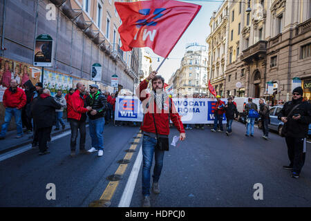 Rome, Italie. 13 Décembre, 2016. Les employés de TIM, une marque italienne détenue par Telecom Italia Mobile qui fournit, la téléphonie fixe et des services Internet, organiser une grève nationale pour protester contre les réductions de salaire et pour le renouvellement du contrat. © Giuseppe Ciccia/Pacific Press/Alamy Live News Banque D'Images