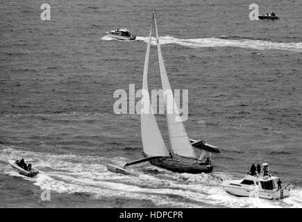 AJAXNETPHOTO. Juin 7th, 1980. PLYMOUTH, en Angleterre. - 1980 OSTAR - course en solitaire - PAUL RICARD SKIPPÉ PAR MARC PAJOT (FRA). PHOTO:JONATHAN EASTLAND/AJAX REF:800706 13 Banque D'Images