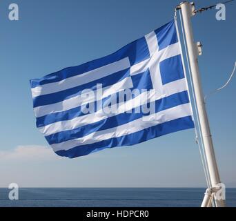 AJAXNETPHOTO. AEGIEAN MER, la Grèce. - Drapeau de la marine marchande grecque sur un passager d'un navire en mer. PHOTO:JUDITH NAN/AJAX REF:D4195 Banque D'Images