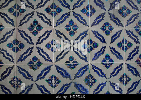 Tuiles sur le mur du palais de Topkapi à Istanbul, Turquie. Banque D'Images