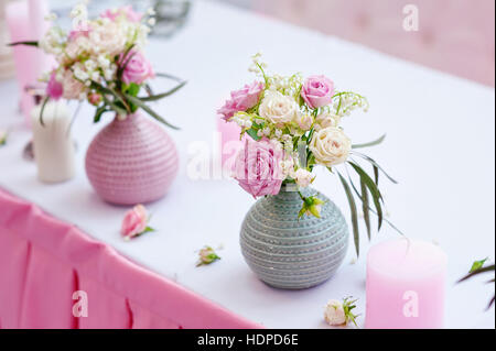 Décorations de mariage sur une table dans le restaurant Banque D'Images