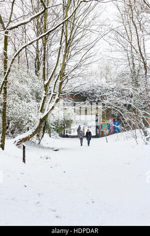 La neige dans un parc à pied, une réserve naturelle faite à partir d'une ligne de chemin de fer désaffectée, au nord de Londres, UK Banque D'Images