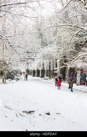 La neige dans un parc à pied, une réserve naturelle faite à partir d'une ligne de chemin de fer désaffectée, au nord de Londres, UK Banque D'Images