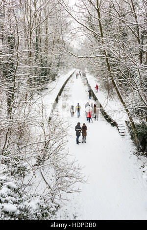 La neige dans un parc à pied, une réserve naturelle faite à partir d'une ligne de chemin de fer désaffectée, au nord de Londres, UK Banque D'Images