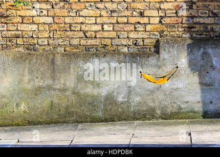 Banana graffiti sur le pignon d'une maison mitoyenne dans le nord de Londres, UK Banque D'Images