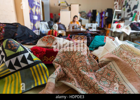 Les textiles traditionnels dans un atelier à Nukus (Ouzbékistan). Banque D'Images