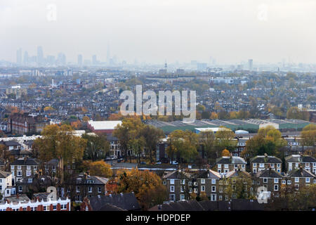 Vue sur Londres depuis le haut de la tour d'Archway, au nord de Londres, au Royaume-Uni, en novembre 2013. Le bâtiment a depuis été rénové et rebaptisé Vantage Point. Banque D'Images