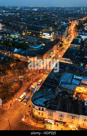 Vue de nuit le long de Holloway Road à partir du haut de la tour d'Archway, au nord de Londres, au Royaume-Uni, en novembre 2013. Banque D'Images