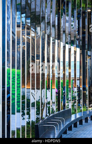 Reflets dans les piliers en miroir dans Gasholder Park, l'intérieur d'un bâtiment rénové du gazomètre à King's Cross, Londres, Royaume-Uni, 2015 Banque D'Images