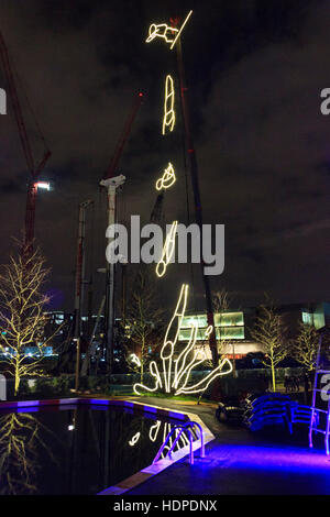 Neon light artistique d'une installation sous la figure à la piscine extérieure temporaire à King's Cross, Londres, Royaume-Uni Janvier 2016 Banque D'Images