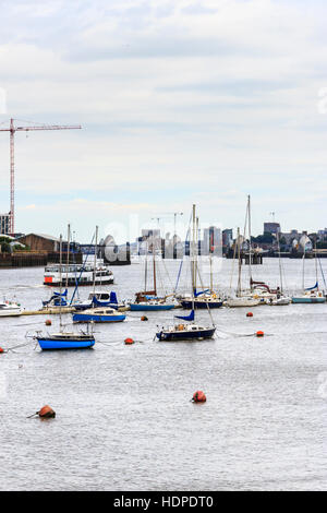 Bateaux sur la Tamise, il vers l'aval à la Thames Barrier, North Greenwich, London, UK Banque D'Images