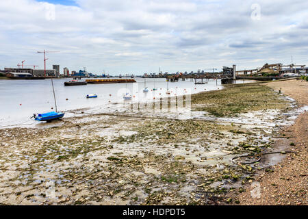 La Tamise à marée basse à l'aval en direction de la Thames Barrier, North Greenwich, London, UK Banque D'Images