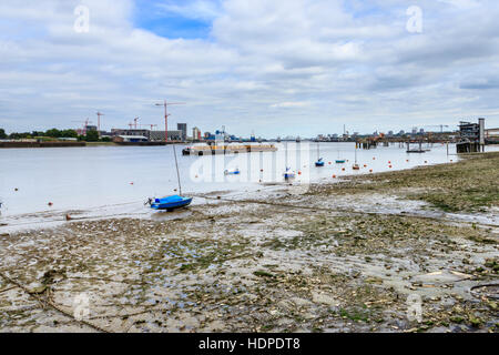 La Tamise à marée basse à l'aval en direction de la Thames Barrier, North Greenwich, London, UK Banque D'Images