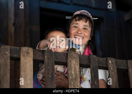 Portrait d'une femme portant son bébé Kayan, Loikaw, l'État de Kayah, Myanmar. Banque D'Images