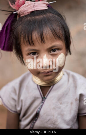 Portrait d'une jeune fille de la tribu Kayan, Loikaw, l'État de Kayah, Myanmar. Banque D'Images