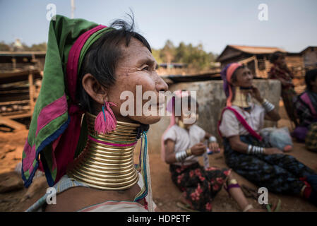 Portrait d'une tribu Karen femme avec plus de femmes de la tribu dans l'arrière-plan, l'État de Kayah, Loikaw, Myanmar. Banque D'Images