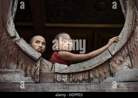 Les moines bouddhistes novice au monastère en bois de Shwe Yan Pyay à Nyaungshwe, Myanmar. Banque D'Images