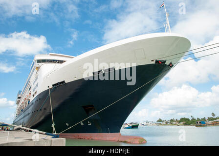 Le bateau de croisière amarré à St.Johns resort town sur l'île d'Antigua (Antigua & Barbuda). Banque D'Images