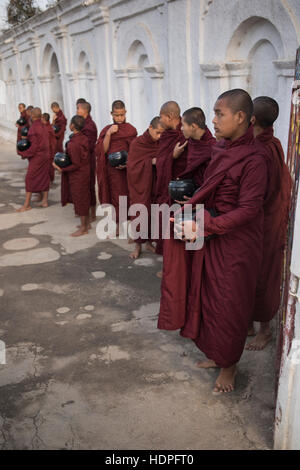 Un groupe de jeunes moines bouddhistes prêts à aller le matin de la collecte, de l'aumône alimentaire Shwe Yan Pyay Monastère, Nyaungshwe, Myanmar. Banque D'Images