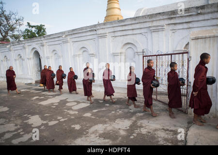 Un groupe de jeunes moines bouddhistes prêts à aller le matin de la collecte, de l'aumône alimentaire Shwe Yan Pyay Monastère, Nyaungshwe, Myanmar. Banque D'Images