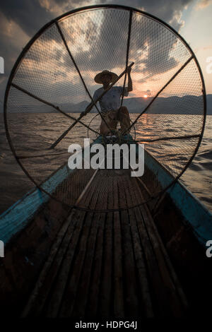 Pêcheur au travail au Lac Inle, Myanmar, Nyaungshwe. Banque D'Images