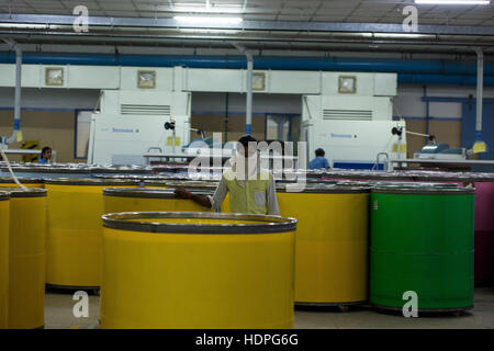 En coton tissé et teint d'une usine à Tamil Nadu, Inde du sud. Banque D'Images