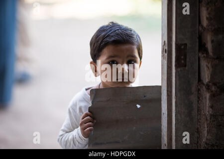 Les travailleurs agricoles enfants attendent leurs familles à fini de travailler pour la journée, la récolte du coton biologique dans le Gujurat, Inde. Banque D'Images