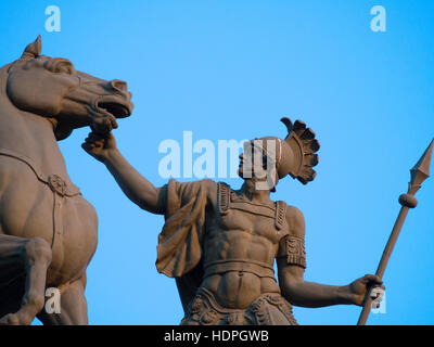 Saint Petersburg, Russie - le 4 mai 2016. Fragments de la groupe de sculptures "char de gloire' sur l'arc de l'état-major général. Banque D'Images