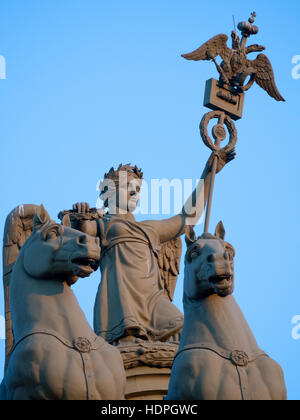 Saint Petersburg, Russie - le 4 mai 2016. Fragments de la groupe de sculptures "char de gloire' sur l'arc de l'état-major général. Nike ailé. Banque D'Images