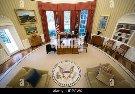 Le président des États-Unis, Barack Obama parle au téléphone le jour de Thanksgiving à la Maison Blanche Bureau Ovale le 24 novembre 2016 à Washington, DC. Banque D'Images