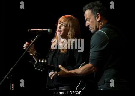 Singer Bruce Springsteen et Patti Scialfa épouse effectuer durant le Stand Up for Heroes concert de charité au Madison Square Garden, le 5 novembre 2014 à New York City, New York. Banque D'Images