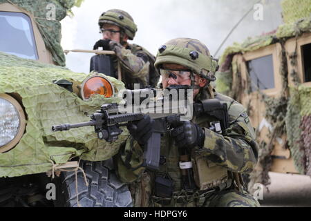 Soldats tchèques d'assurer la sécurité au cours d'une action de l'Esprit II alliées de l'entraînement à la préparation multinationales conjointes 11 Août 2015 Centre de Hohenfels, Allemagne. Banque D'Images