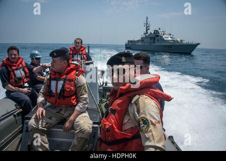 Des soldats iraquiens conduire une embarcation pneumatique à coque rigide de la marine américaine de la classe Arleigh Burke destroyer lance-missiles USS McFaul Don pour un exercice de protection de l'Infrastructure maritime compte-rendu le 27 juillet 2015, dans le golfe Arabo-Persique. Banque D'Images