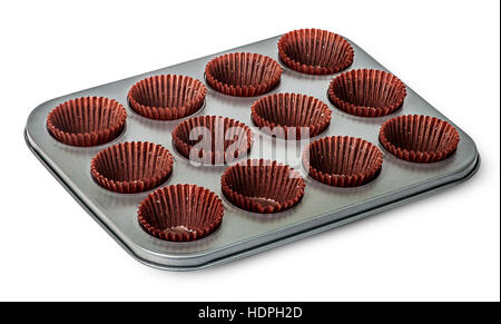 Moule à muffins et cupcakes avec les tasses de papier isolé sur fond blanc Banque D'Images