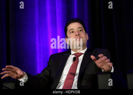 L'administrateur général des douanes mexicain Ricardo Trevino Chapa parle lors d'un symposium sur le commerce de la côte Est discussion en groupe à l'Hyatt Regency Crystal City at Reagan National Airport, 1 décembre 2016 à Crystal City, en Virginie. Banque D'Images